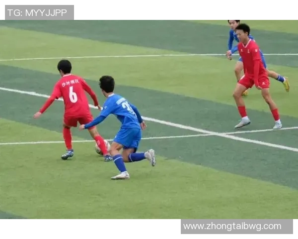 《荣耀背后的拼搏与汗水 足球赛场幕后真相揭秘》